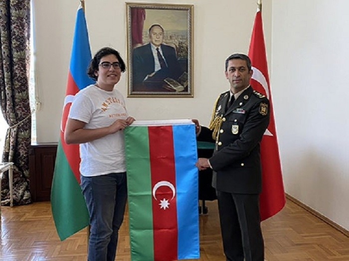 Türkiyəli gəncə Azərbaycan bayrağı hədiyyə edilib -  FOTO 