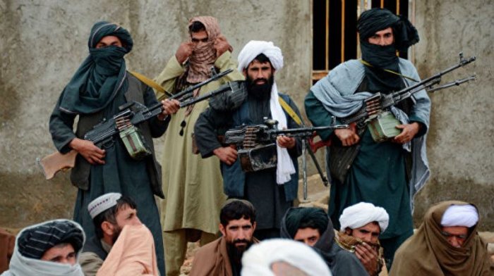 14 yaşlı qız valideynlərini öldürən “Taliban”çıları güllələdi