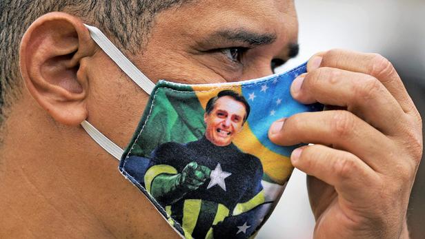   Brésil:   pour ses fidèles, Bolsonaro fait un sans-faute face au coronavirus