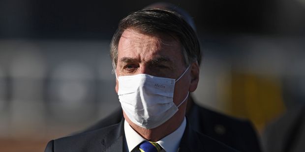   Brésil:   Bolsonaro édulcore une loi sur le port du masque