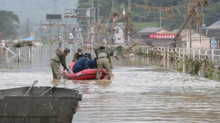 Deux morts et 16 décès présumés dans des pluies diluviennes au Japon