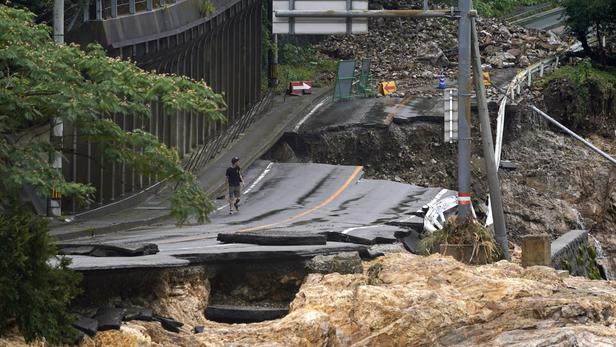 Cinquante morts dans les inondations au Japon, «course contre la montre» des secouristes