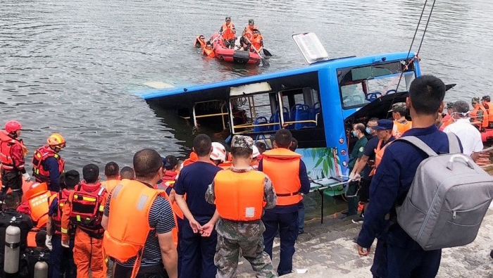 Bus stürzt in Wasserreservoir - mindestens 21 Tote