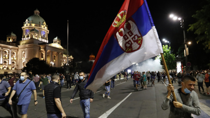 Manifestantes contra el toque de queda por el covid-19 toman por asalto el Parlamento de Serbia