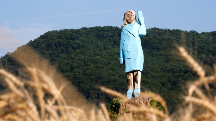 Queman una estatua de Melania Trump cerca de su pueblo natal en Eslovenia