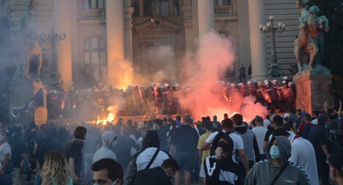 Corona-Ausgangssperre in Serbien: Heftige Proteste vor Parlamentsgebäude