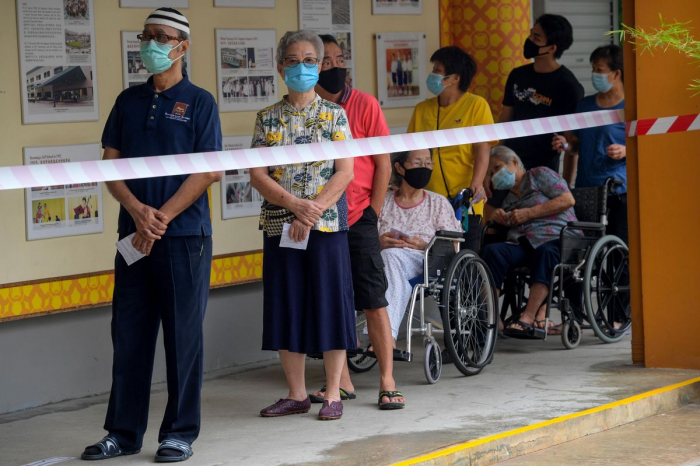 Les Singapouriens votent sous strict contrôle sanitaire
