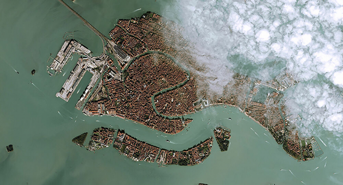     Corona aus dem All betrachtet:     Satelliten zeigen den Wandel in Peking, Venedig – und Beelitz