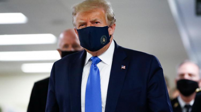 Trump trägt erstmals öffentlich eine Maske