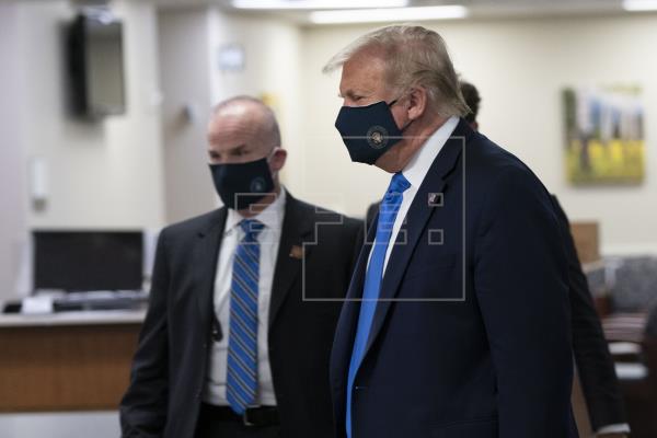 Trump aparece por primera vez en público con mascarilla