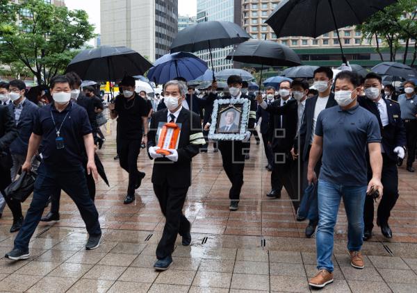El funeral del alcalde de Seúl se celebra en un ambiente de polémica