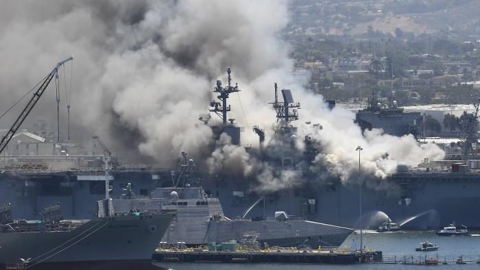 US-Kampfschiff brennt nach Explosion