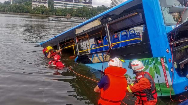 Un conductor de autobús furioso hunde el vehículo en un lago y mata a una veintena de estudiantes en China