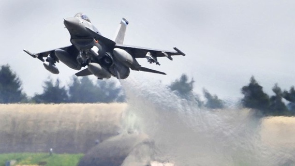     USA:     Pilot überlebt F-16-Absturz