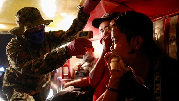 Virus: la police philippine déployée pour conduire en quarantaine les personnes contaminées
