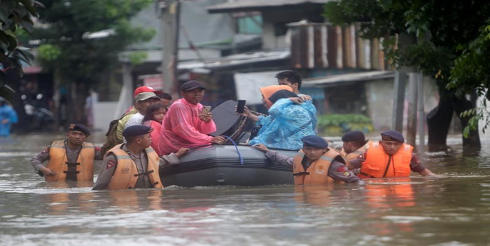   Al menos 15 muertos a causa de riadas en Indonesia  