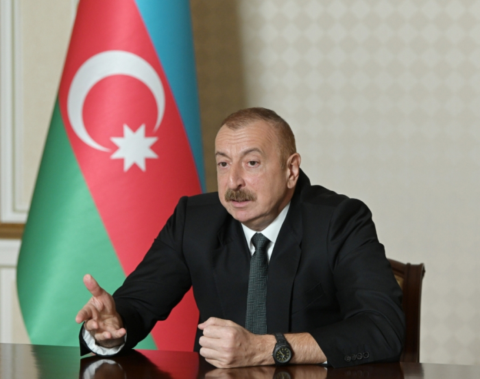   Präsident Aliyev begrüßt den Volksmarsch zur Unterstützung der aserbaidschanischen Armee  