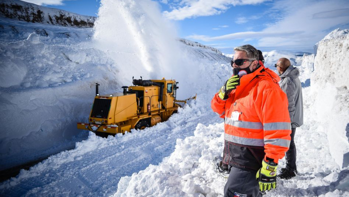 Sechs Meter hohe Schneewand zwischen Chile und Argentinien geräumt