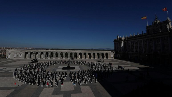 Spain pays tribute to victims and heroes of coronavirus pandemic