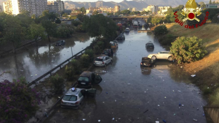   Dozens swim to safety after floods trap cars in Palermo underpass -   NO COMMENT    
