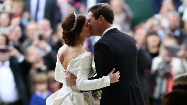 Princess Beatrice marries Edoardo Mapelli Mozzi in private Windsor ceremony
