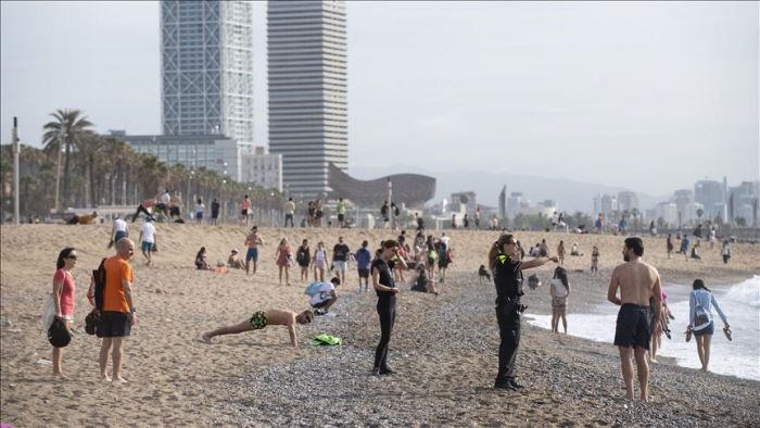 Barcelona ordena medidas restrictivas para contener nuevos brotes de COVID-19