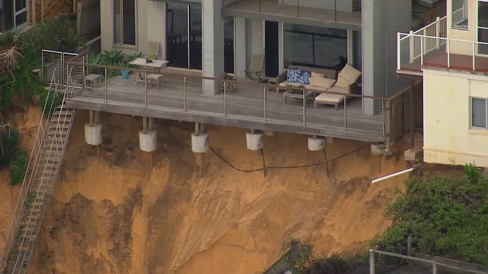  Beach erosion in Australia leaves residents on edge -  NO COMMENT  