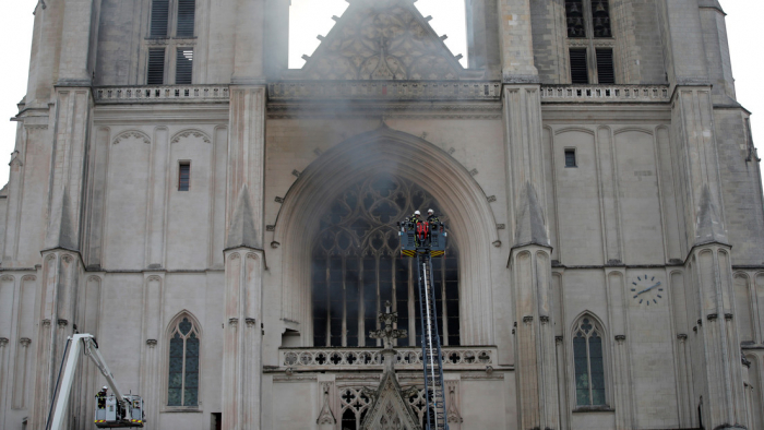 Se desata un incendio en la histórica catedral de Nantes, una de las iglesias góticas más grandes de Francia