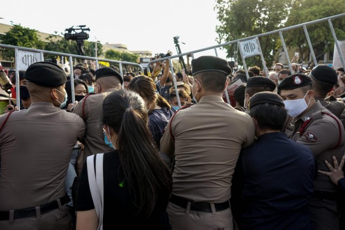 Hundreds of Thais protest, demanding government resignation