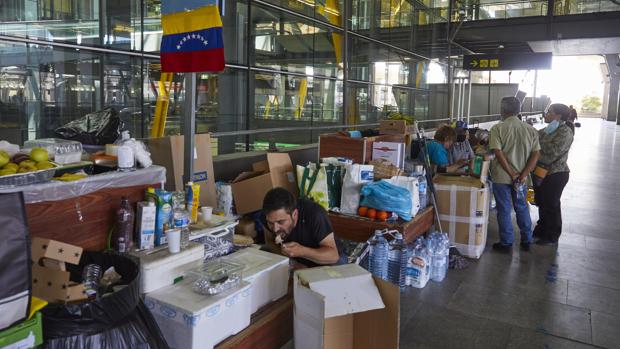 Los venezolanos varados en Barajas regresan a su país