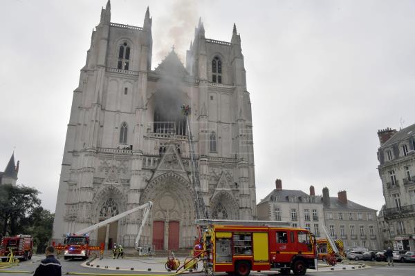 Un detenido en la investigación por el incendio de la catedral de Nantes