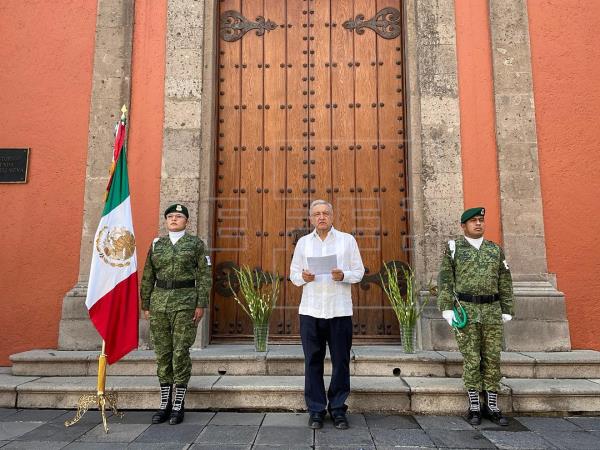 López Obrador homenajea a víctimas de COVID-19 con promesas a los deudos