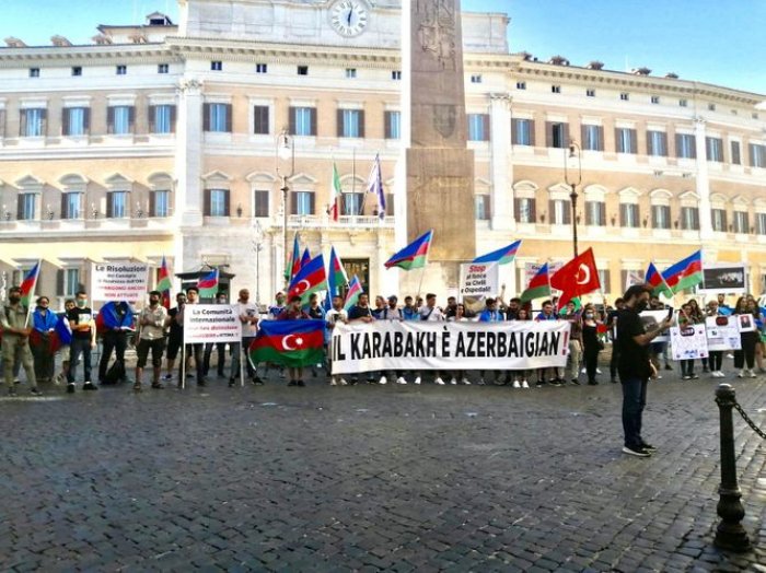    İtaliya parlamentinin önündə Azərbaycana dəstək aksiyası -  FOTO   