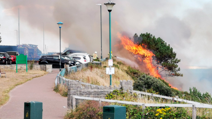 Un gran incendio se desata en una playa abarrotada de bañistas en Reino Unido