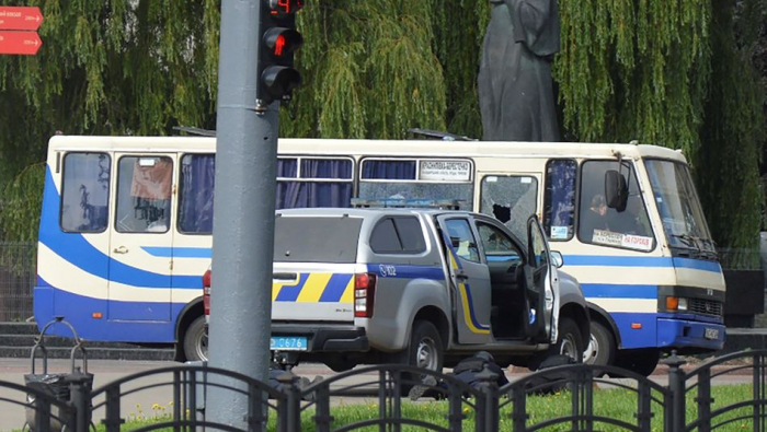   Bewaffneter Mann nimmt rund 20 Geiseln  