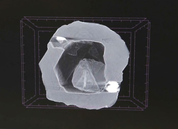 Un diamant conte­nant un autre diamant décou­vert dans une mine en Sibé­rie