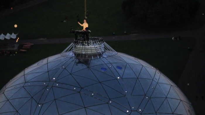  Belgian DJ gives silent performance atop Brussels landmark -  NO COMMENT  