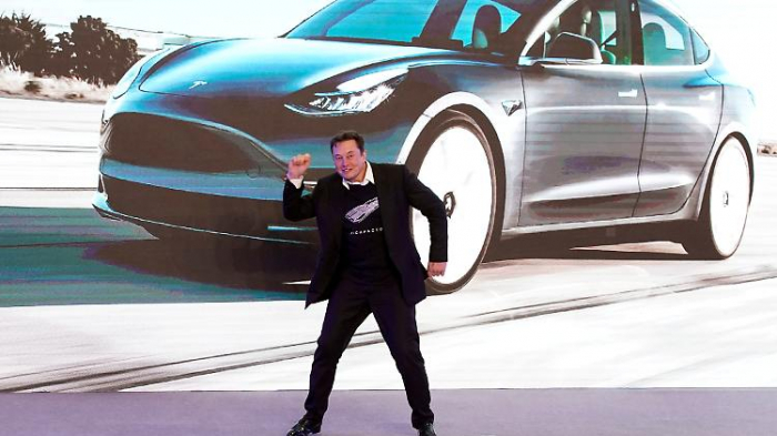 Tesla feiert zwölf Monate mit Gewinn