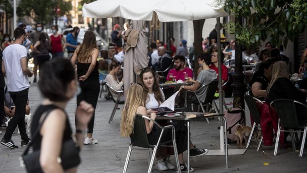 Madrid sopesa limitar las reuniones en terrazas y el ocio nocturno a partir de la próxima semana