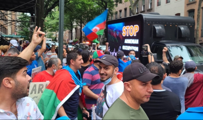   Azerbaijanis stage rally outside Armenia