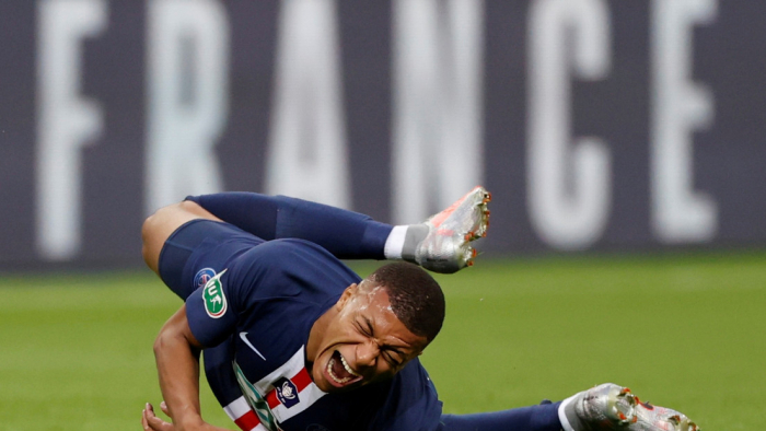 Mbappé sale con muletas en la final de la Copa de Francia y causa preocupación en el PSG