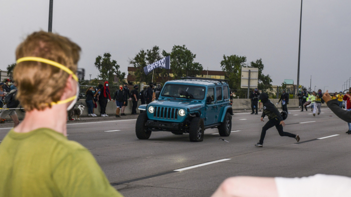     VIDEO:   Un manifestante abre fuego y hiere a dos personas luego que un coche embistiera a la multitud en EEUU  