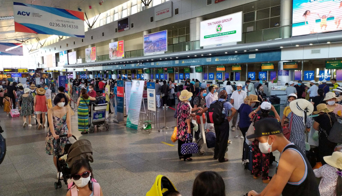 Hundreds jam airport as evacuations from Vietnam