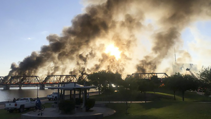   VIDEO  : Un tren de carga descarrila y se incendia en EE.UU.