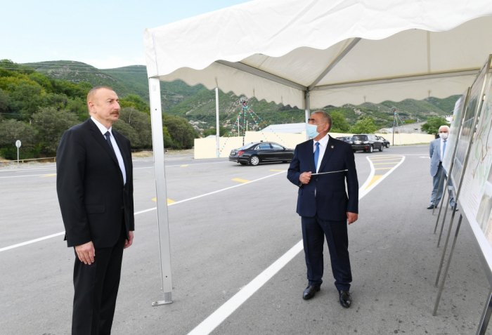   Ilham Aliyev en la apertura de la carretera en Sheki  