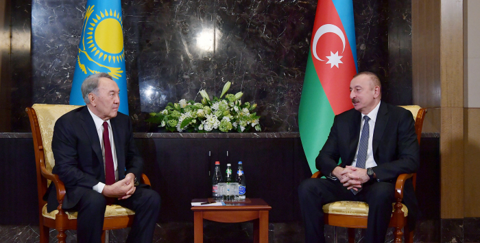   Ilham Aliyev telefoniert mit Nasarbajew  