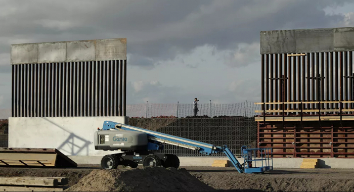 بالفيديو... إعصار "هانا" يسقط جدار ترامب على الحدود مع المكسيك