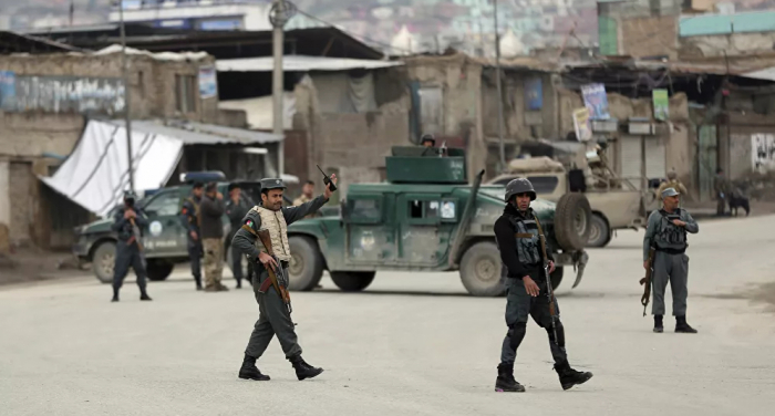 إعلام: مقتل مسؤول بالشرطة الأفغانية بتفجير انتحاري شرقي أفغانستان