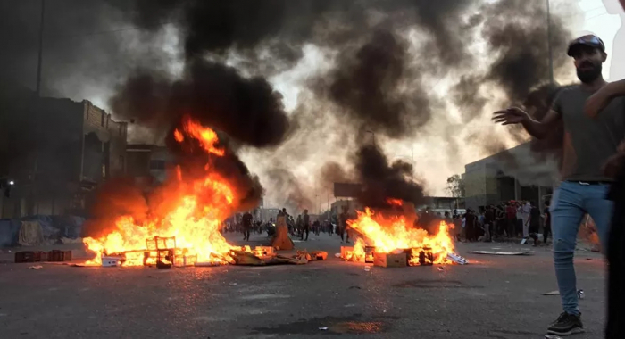 حريق يلتهم خيام المتظاهرين جنوبي العراق... فيديو وصور