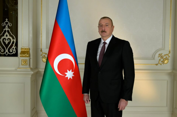   Ilham Aliyev gratuliert den Polizisten  